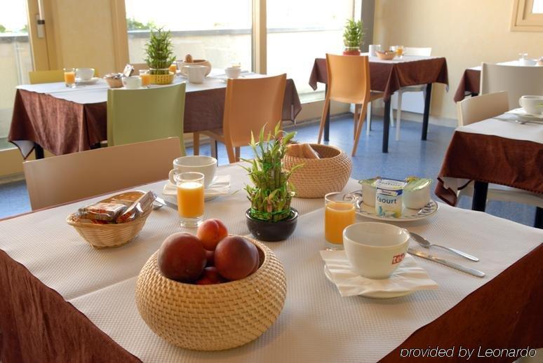 Brit Hotel Du Ban Chaudes-Aigues Restaurang bild